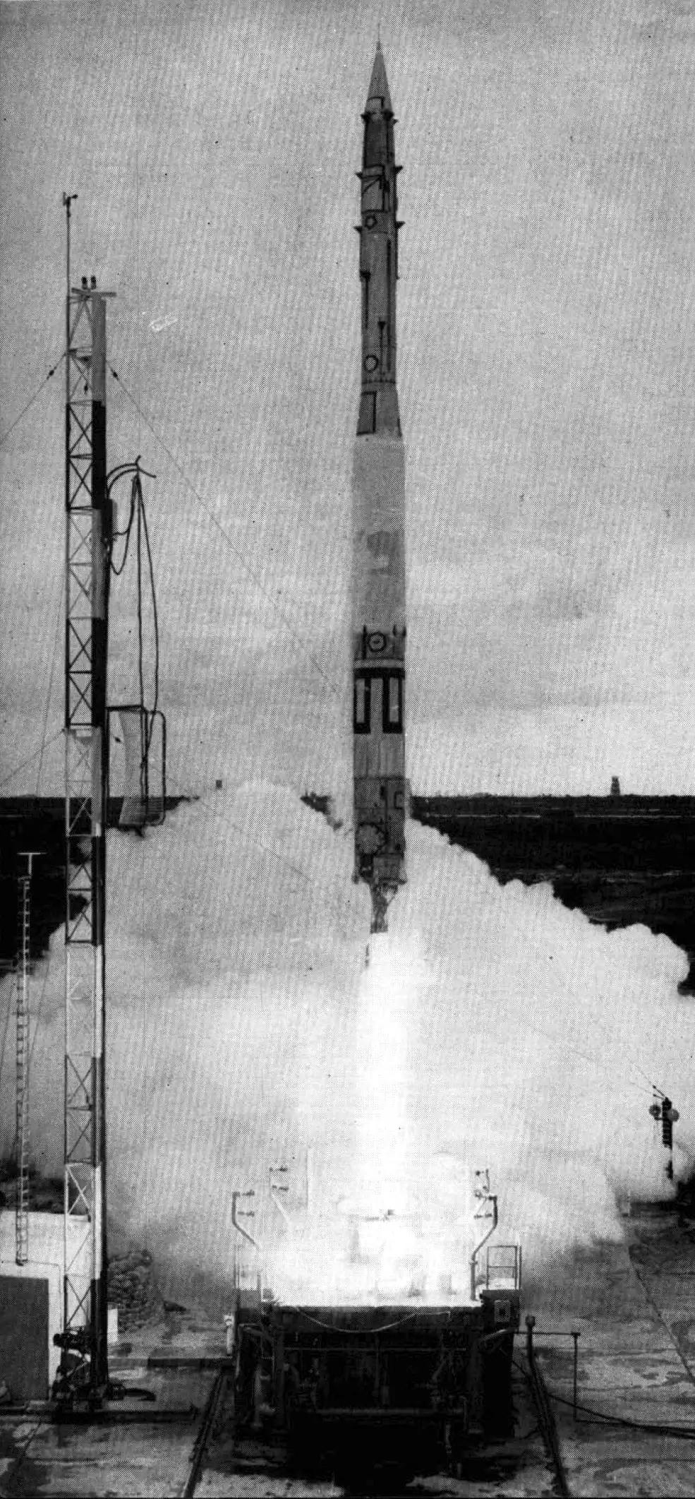 Lanzamiento de un cohete Vanguard con etapas segunda y tercera simuladas en el Complejo de Lanzamiento 18 de Cabo Cañaveral, Florida (EE. UU.), en 1957.