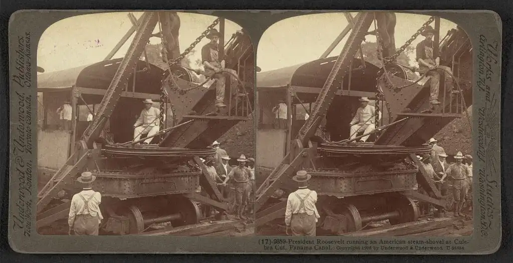 Roosevelt a los mandos de una excavadora durante su visita a las obras del canal de Panamá en 1906