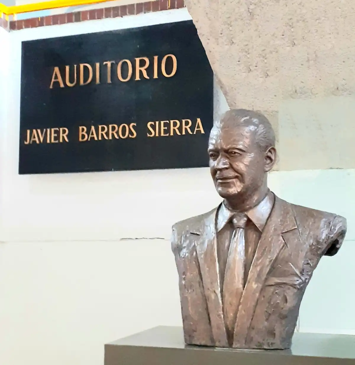 Busto del ingeniero Javier Barros Sierra en el Auditorio que lleva su nombre en la Facultad de Ingeniería de la UNAM.