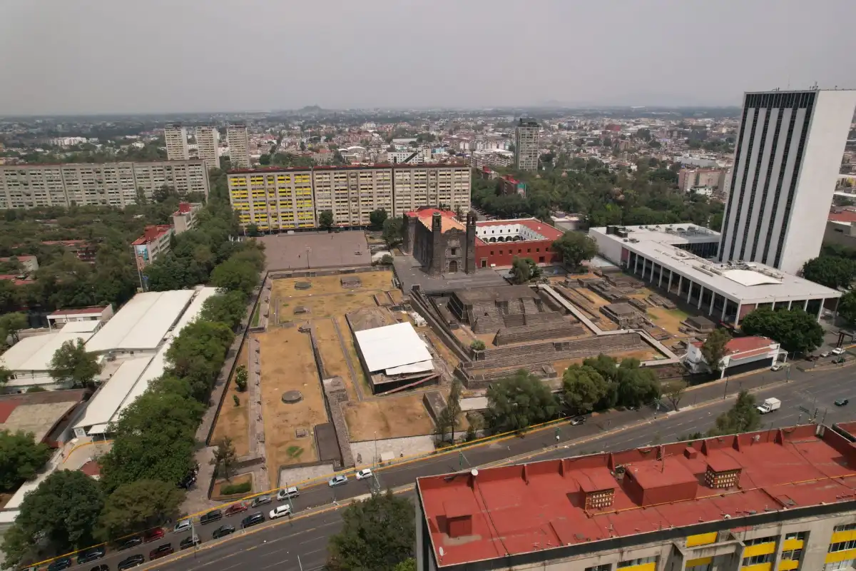 La Plaza de las Tres Culturas de Tlatelolco, escenario de la matanza del 2 de octubre de 1968, con las ruinas mexicas y la iglesia de Santiago al fondo