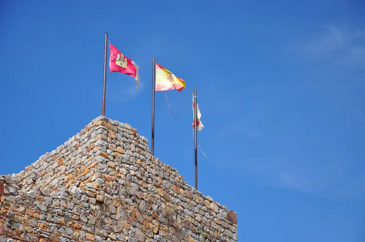 El castillo-convento de Calatrava la Nueva, sede de la Orden de Calatrava desde 1217, combinó vida religiosa, administración y defensa.