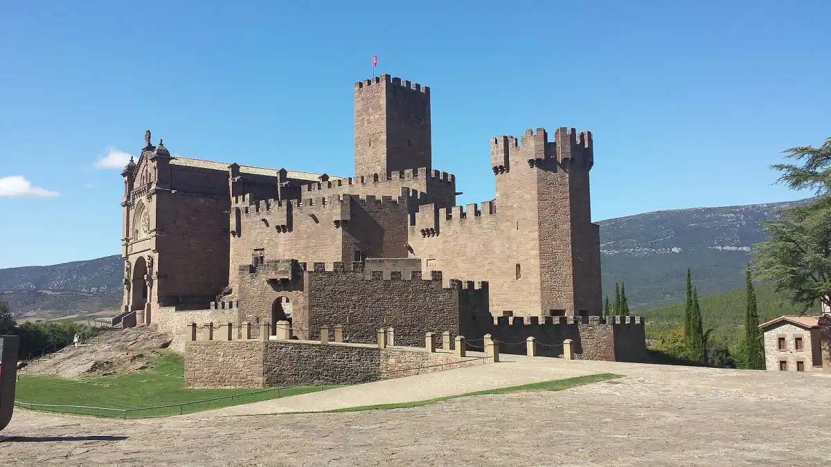 El castillo medieval de Sangüesa, en Navarra, cuya documentación registra un aljibe alimentado por canaletas de madera.