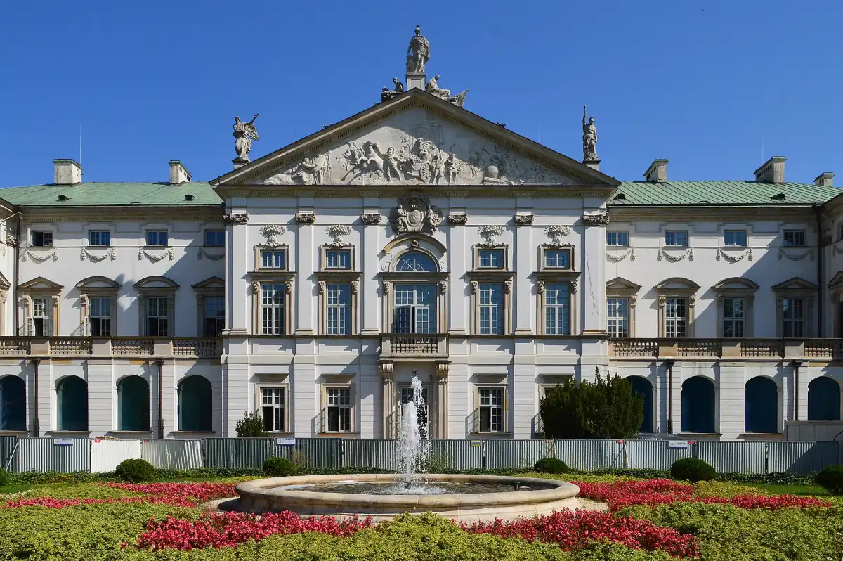 Fachada oeste del Palacio Krasiński en Varsovia, capital y mayor ciudad de Polonia, situada a orillas del río Vístula.