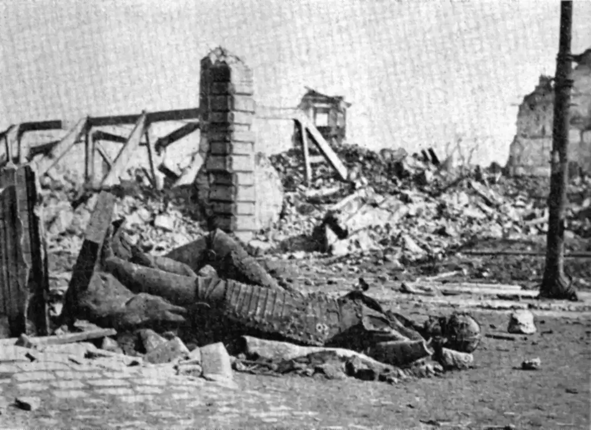 Castillo Real de Varsovia en enero de 1945, destruido deliberadamente por los alemanes en 1944.