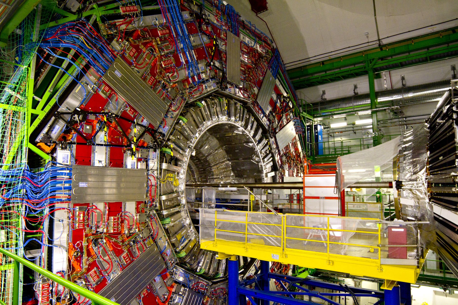 nuclear battery cutaway diagram glowing, qianjiyuan tianshu technology, scientific laboratory demonstration